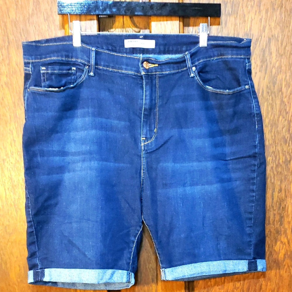 Levis Bermuda Women's Super Comfort Stretch Jean Shorts.
